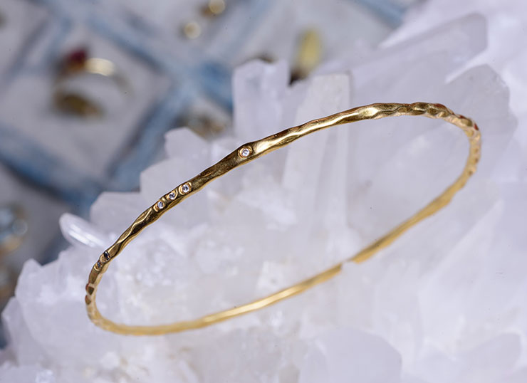 Elegant 18ct gold bracelet adorned with delicate brilliant-cut diamonds