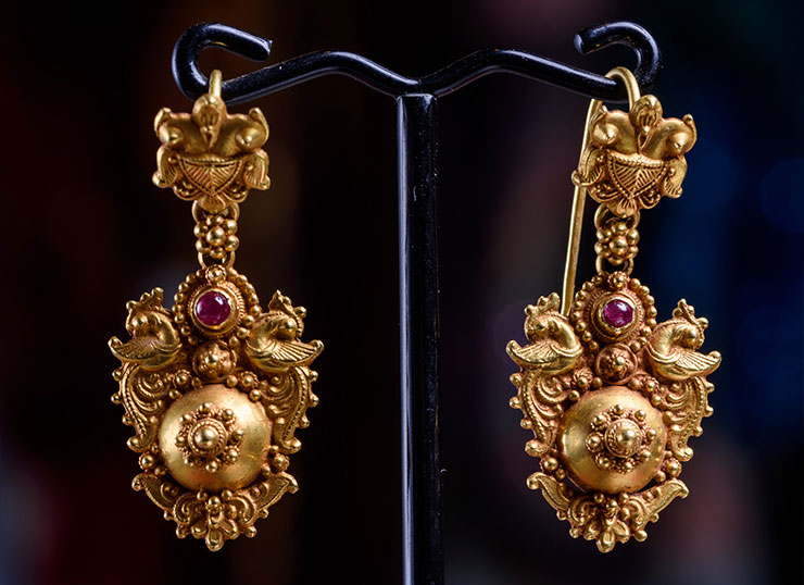 Vintage 70-year-old 23ct gold earrings adorned with rubies