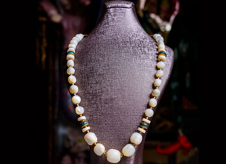 Old necklace with mother of pearl around 700 years old and jade. This necklace it is one of the rare items of our collection.