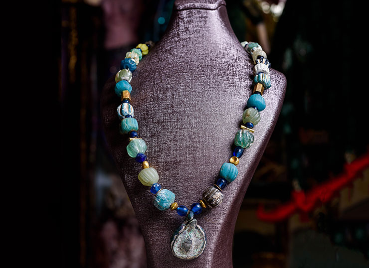 Ancient 18ct gold necklace with 2000-year-old Roman glass beads from Bactrian era