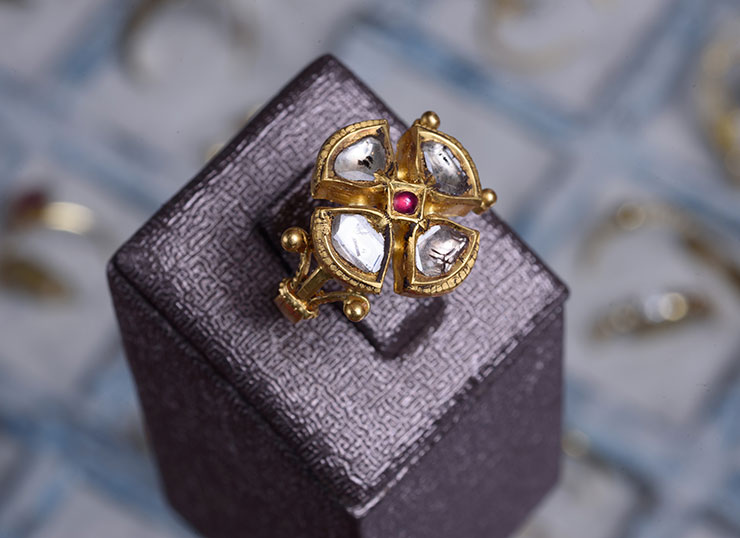 Antique 18ct gold ring, approx. 100 years old, with diamonds and ruby