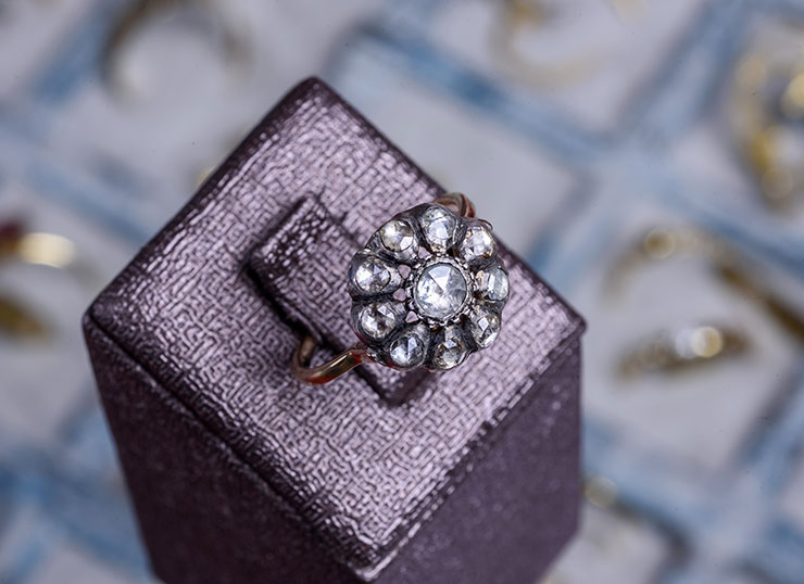 Vintage 20ct gold ring from 1920-1940, set with sparkling diamonds