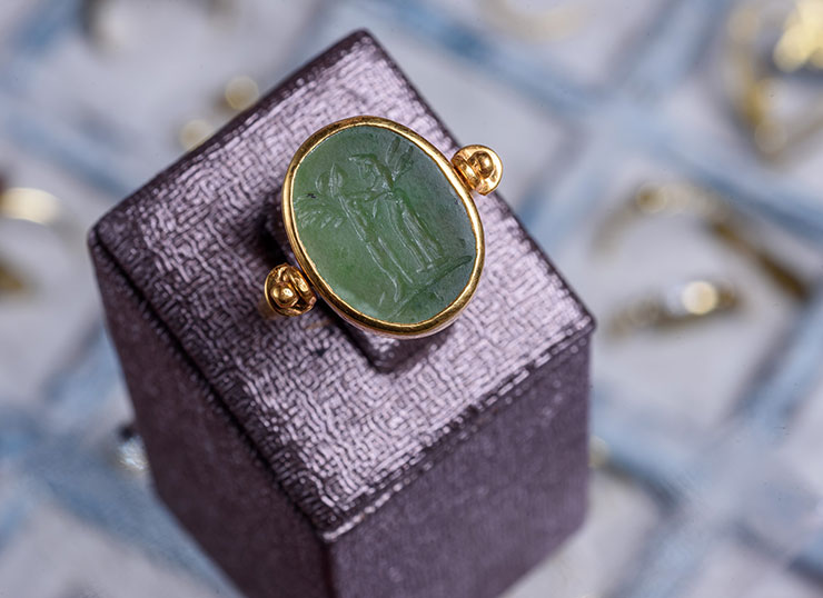 18ct gold ring featuring a 30.10ct aquamarine and 0.18ct brilliants